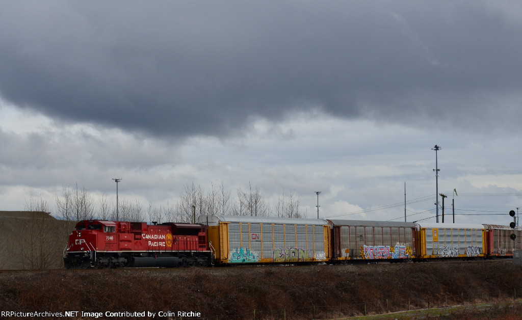 trailing DPU, CP 7040 with a unit autrack train slowly pulling into the PoCo Intermodal yar.